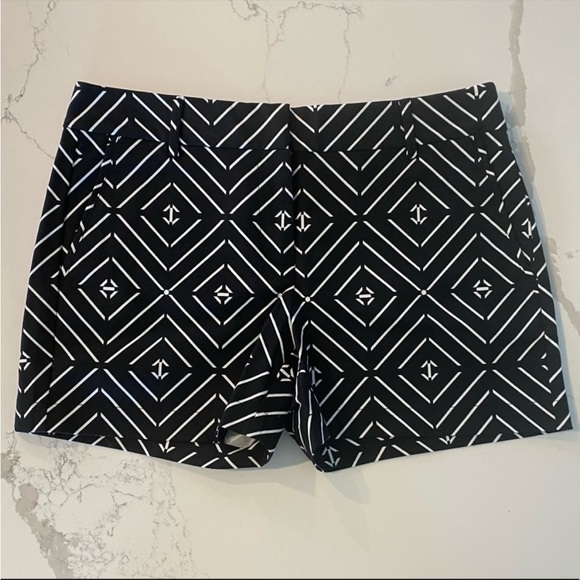 Black And White Geometric Print Shorts Sz4 - Picture 4 of 6